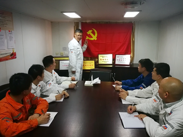 宁波海运“明州76”轮党小组组织开展了船舶党团员和先进青年代表学党史促工作保安全的专题讨论。（文、摄：屠添荣）_副本_副本.jpg