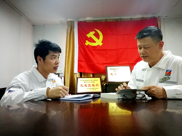 宁波海运“明州76”轮党小组在党史学习教育中，积极开展“3+30”活动。图为有着35年党龄的党小组长为刚入党2年的青年党员讲党史话初心。（文、摄：屠添荣）_副本_副本.jpg