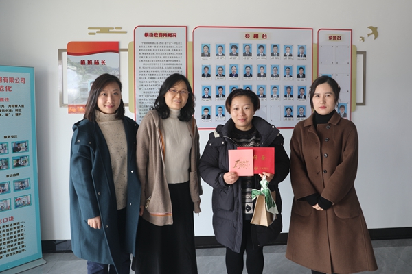 宁波海运工会慰问病困女满冠体育。林峰 摄_副本.jpg