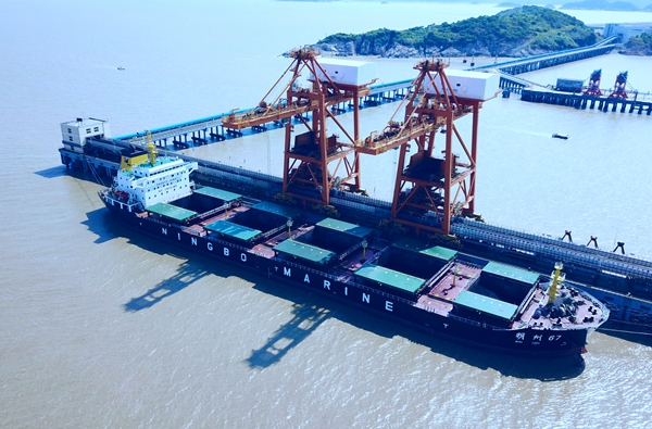 13-2010年5月建造，4.3万载重吨散货船“明州67”轮在台二电码头卸煤作业.jpg