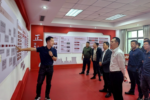 党员同志参观学习。俞杰 摄_副本_副本.jpg